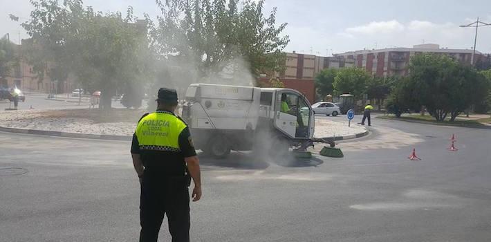 Un vehicle perd oli abundantment en la rotonda de l’Avinguda Alemanya i obliga a tancar el tràfic