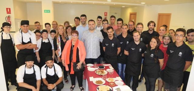 Els 30 alumnes treballadors de l’Escola Taller celebren una festa per les vacances d’estiu