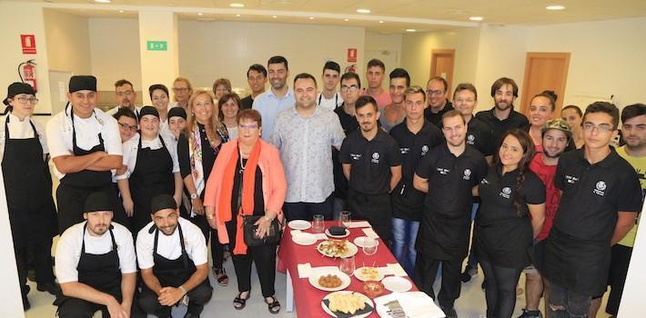 Els 30 alumnes treballadors de l’Escola Taller celebren una festa per les vacances d’estiu