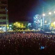 Ple en el concert de Loquillo en l’esplanada de l’Estadi de la Ceràmica que es va omplir de gom a gom