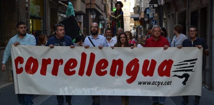 El Correllengua cívic s’ha celebrat avui amb una cercavila i l’espectacle de Xarxa Vives