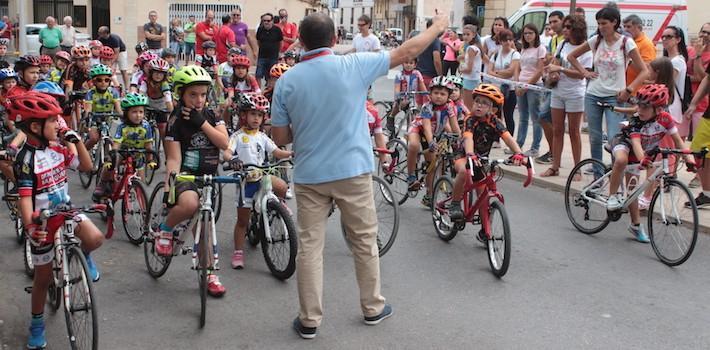 Els més menuts prenen els carrers amb la carrera d’escoles ciclistes V Memorial Jofre Grau