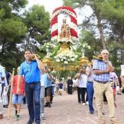 Centenars de veïns baixen, reben i honren a la ‘Moreneta’ des de l’Ermita fins a l’Arxiprestal