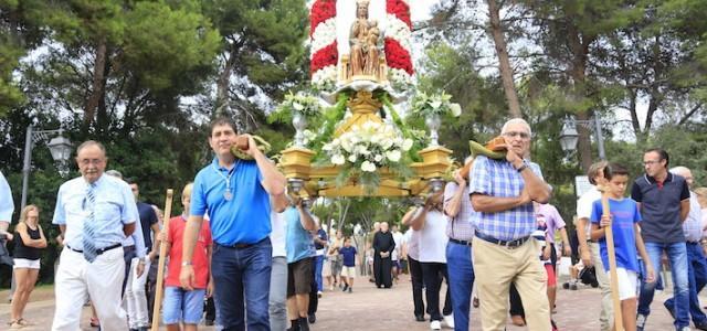 Centenars de veïns baixen, reben i honren a la ‘Moreneta’ des de l’Ermita fins a l’Arxiprestal