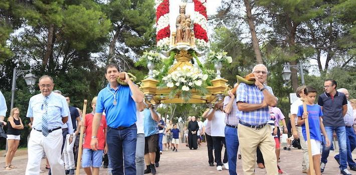 Centenars de veïns baixen, reben i honren a la ‘Moreneta’ des de l’Ermita fins a l’Arxiprestal