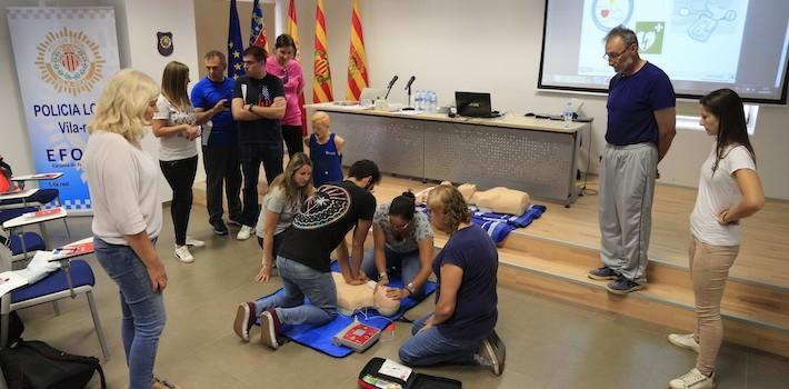 Protecció Civil assisteix a un curs de la Policia per a formar-se en l’ús de desfibril·ladors