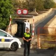 Aparatós accident en el pont de Santa Quitèria on un vehicle ha bolcat