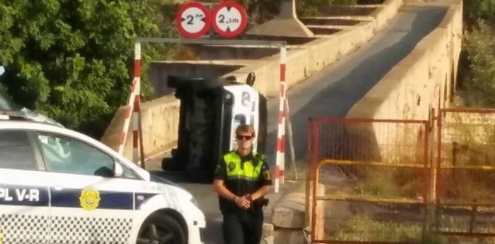 Aparatós accident en el pont de Santa Quitèria on un vehicle ha bolcat