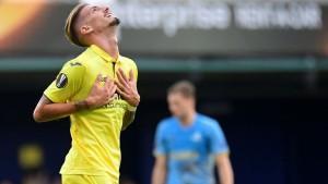 Villarreal's midfielder from Spain Samuel Castillejo Azuaga looks upwards after missing an attempt on goal during the Europa League football match Villarreal CF vs FC Astana at La Ceramica stadium in Vila-real on September 14, 2017. / AFP PHOTO / JOSE JORDAN        (Photo credit should read JOSE JORDAN/AFP/Getty Images)