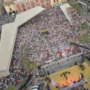 El Duo Dinámico pren el relleu a la Processó de retorn i ompli la plaça Major