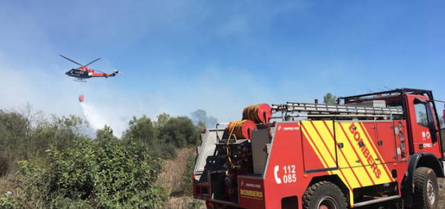 L’incendi a la llera d’un barranc es dóna per extingit a les 21.20