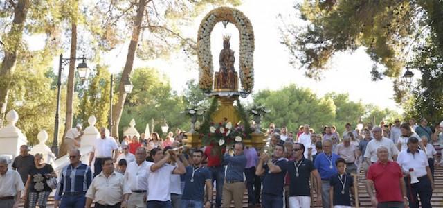 Centenars de veïns acompanyen a la Mare de Déu de Gràcia en el retorn a la seua llar en l’últim dia de festes