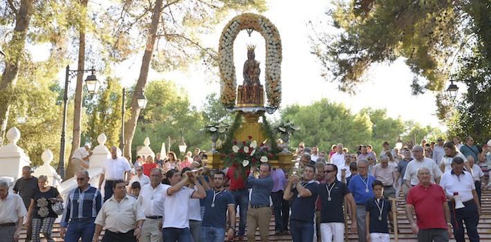 Centenars de veïns acompanyen a la Mare de Déu de Gràcia en el retorn a la seua llar en l’últim dia de festes