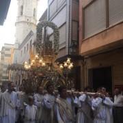 La Mare de Déu de Gràcia i sant Pasqual es troben i desfilen juntes pels carrers de la ciutat