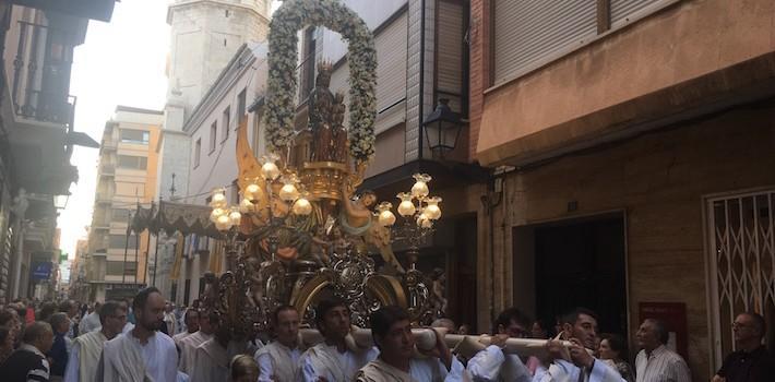 La Mare de Déu de Gràcia i sant Pasqual es troben i desfilen juntes pels carrers de la ciutat