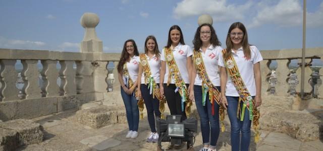 La reina, les dames i el regidor de Festes pugen al campanar de l’Arxiprestal 