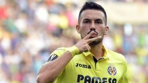 Villarreal's forward from Italy Nicola Sansone celebrates a goal during the Europa League football match Villarreal CF vs FC Astana at La Ceramica stadium in Vila-real on September 14, 2017. / AFP PHOTO / JOSE JORDAN        (Photo credit should read JOSE JORDAN/AFP/Getty Images)