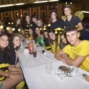 Prop de mil participants en el 32é macrosopar i festa de disfresses per a penyes celebrat a la plaça Major