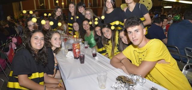 Prop de mil participants en el 32é macrosopar i festa de disfresses per a penyes celebrat a la plaça Major