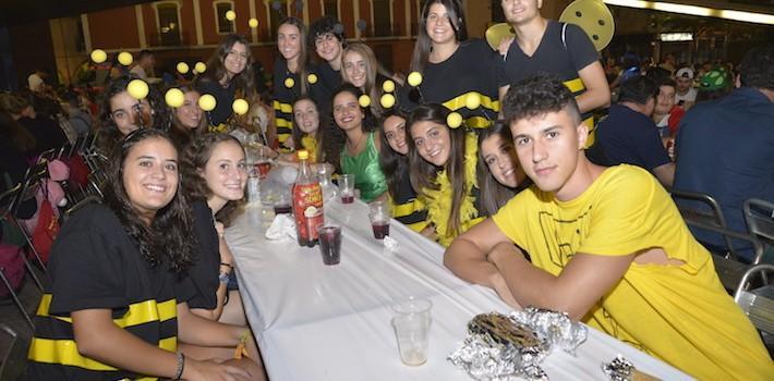 Prop de mil participants en el 32é macrosopar i festa de disfresses per a penyes celebrat a la plaça Major