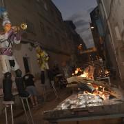 El foc i la carn prenen els carrers de la ciutat en la nit de la Xulla, que celebra la seua 76a edició