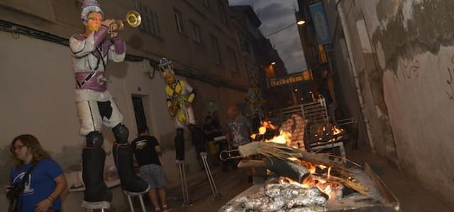 El foc i la carn prenen els carrers de la ciutat en la nit de la Xulla, que celebra la seua 76a edició