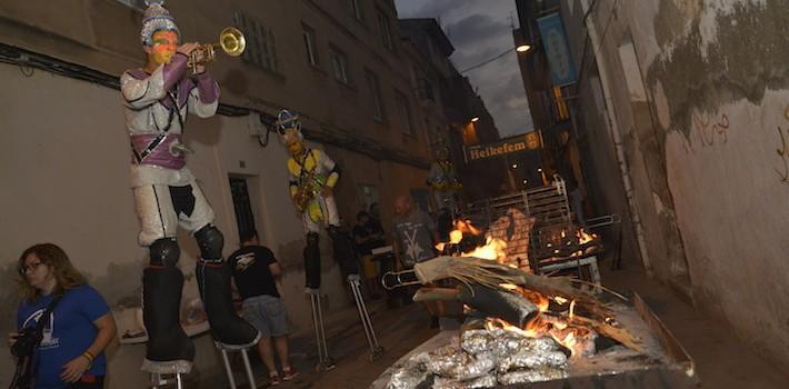 El foc i la carn prenen els carrers de la ciutat en la nit de la Xulla, que celebra la seua 76a edició