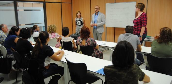 Els pares i mares vila-realencs comencen el curs de valencià a l’Espai Jove