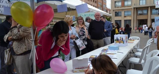 Una quarantena d’entitats se citen en la plaça Major en la 8a Fira de la Solidaritat i el Voluntariat 