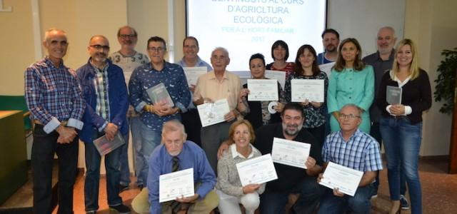 La 6a edició del Curs d’Agricultura Ecològica finalitza amb una donació per al Lluís Alcanyís