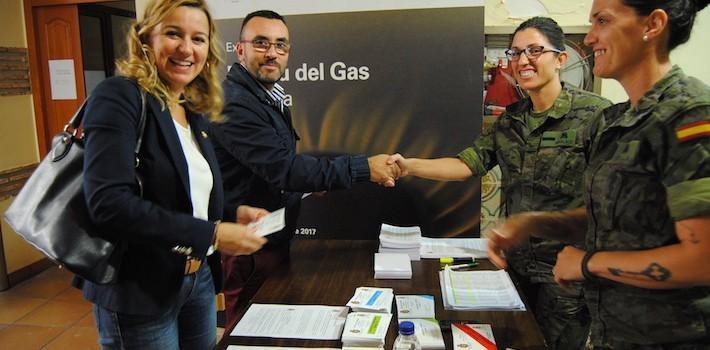 L’alcalde arreplega la seua acreditació per a participar a la jura de bandera 