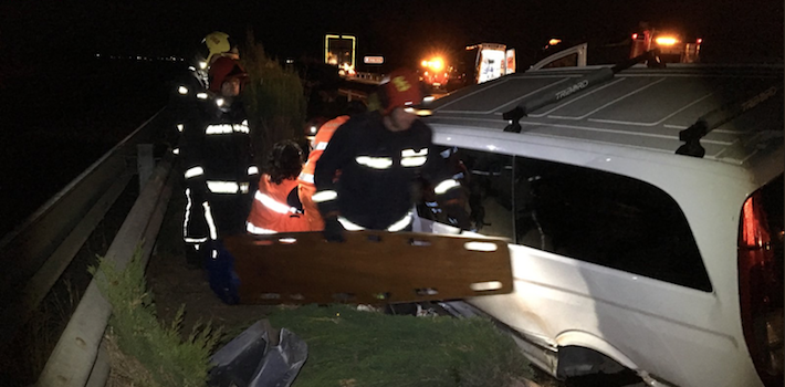 Una furgoneta amb quatre ocupants se n’ix de la via en la carretera AP-7 al seu pas per Vila-real aquesta matinada