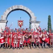 La Guàrdia Romana de la Sang de Vila-real desfila en formació pels carrers de Cabanes