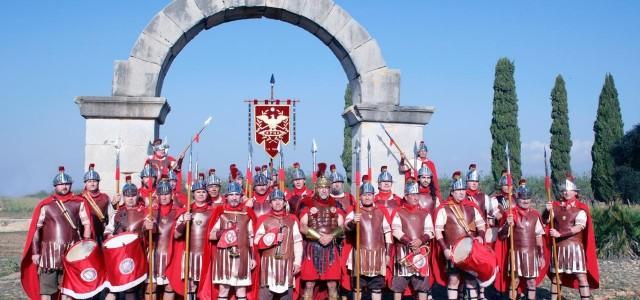 La Guàrdia Romana de la Sang de Vila-real desfila en formació pels carrers de Cabanes