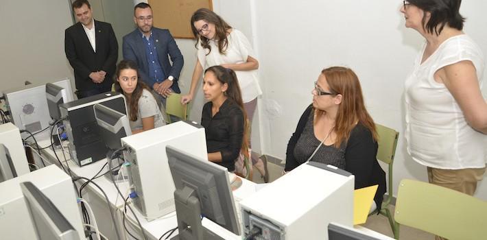 Mónica Oltra visita les insta·lacions de la Fundació Tots Units i coneix la seua activitat