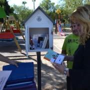 El primer niu de llibres per a fomentar la lectura entre major i menuts arriba al jardí de la Maiorasga