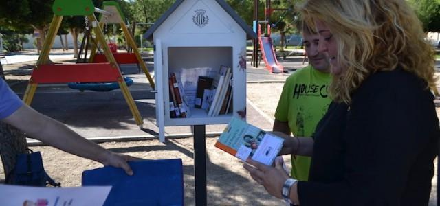 El primer niu de llibres per a fomentar la lectura entre major i menuts arriba al jardí de la Maiorasga