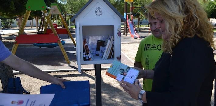 El primer niu de llibres per a fomentar la lectura entre major i menuts arriba al jardí de la Maiorasga