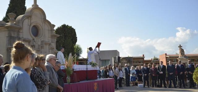 Tradicional rosari i missa de difunts al cementeri per la festivitat de Tots Sants