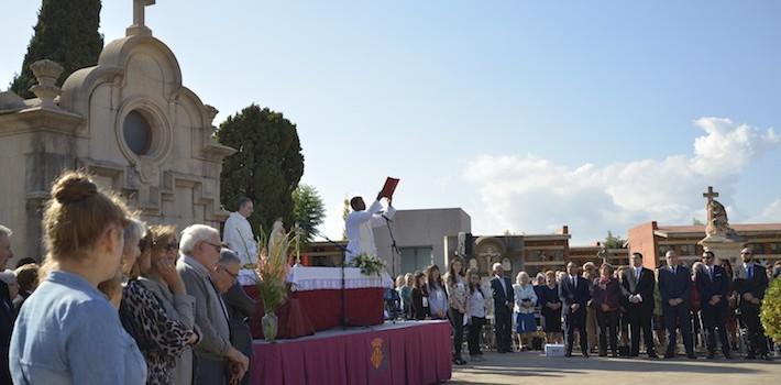 Tradicional rosari i missa de difunts al cementeri per la festivitat de Tots Sants