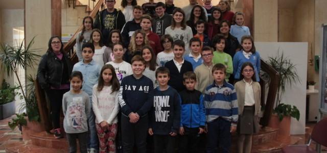 La sala de Plens acull el Consell de Xiquets i Xiquetes amb 17 centres escolars participants