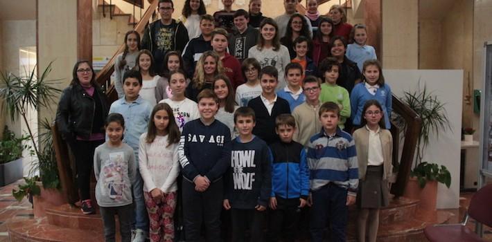 La sala de Plens acull el Consell de Xiquets i Xiquetes amb 17 centres escolars participants