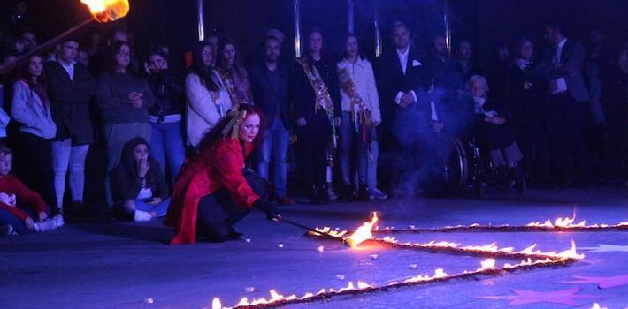 El centre refulgeix d’ ‘Estels’ amb l’Encesa de Nadal de la mà de la companyia local Visitants