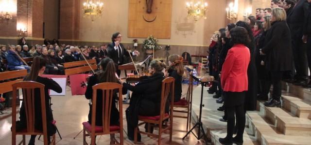 Les veus de les agrupacions locals omplin la basílica de Sant Pasqual en la XXV Trobada de cors de Nadal