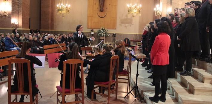 Les veus de les agrupacions locals omplin la basílica de Sant Pasqual en la XXV Trobada de cors de Nadal