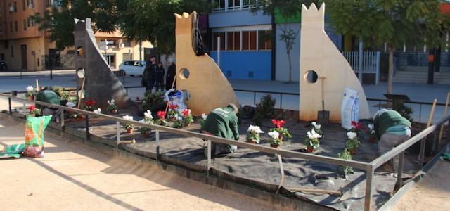 Els alumnes de jardineria del projecte ‘T’Avalem’ posen a punt el jardí dels Reis d’Orient de la BUC