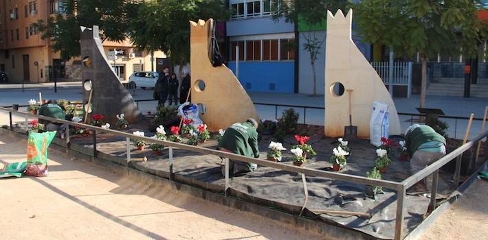 Els alumnes de jardineria del projecte ‘T’Avalem’ posen a punt el jardí dels Reis d’Orient de la BUC