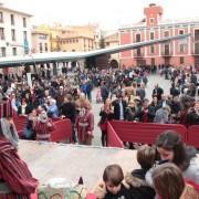 Centenars de menuts donen als patges de Ses Majestat les seues cartes a la Plaça Major