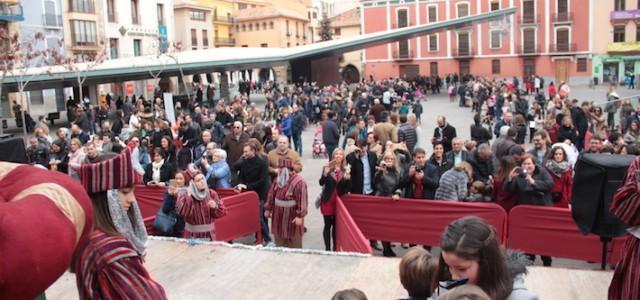 Centenars de menuts donen als patges de Ses Majestat les seues cartes a la Plaça Major