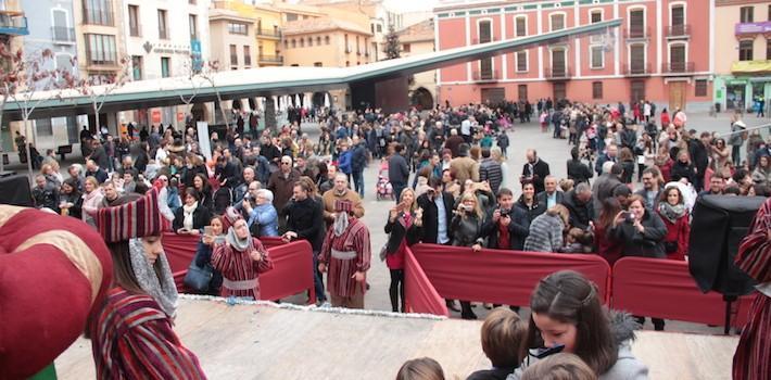 Centenars de menuts donen als patges de Ses Majestat les seues cartes a la Plaça Major